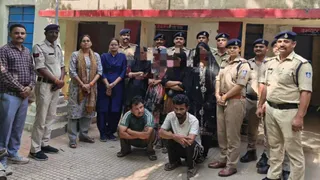 ग्वालियर जीआरपी की गिरफ्त में बांग्लादेश से लाई गईं चारों युवतियां और म्यामांर के दोनों बिचौलिए (बैठे हुए)। (सौजन्य : जीआरपी)