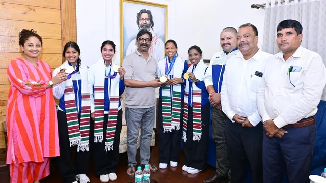 सलीमा टेटे संग पहुंचीं भारतीय महिला हॉकी टीम की स्टार्स, CM हेमंत सोरेन ने बढ़ाया हौसला
