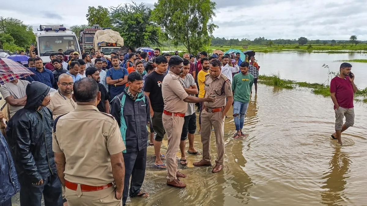 छत्तीसगढ़: बस्तर में बाढ़ का पानी हुआ कम, 187 गांवों में तबाही के बाद मदद के लिए आगे आए हर समुदाय के लोग