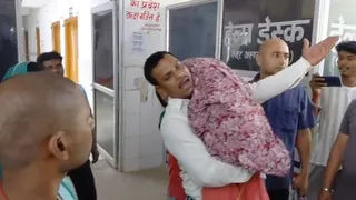 मृतका बहन को गोद में उठाए विलाप करता भाई। (सौ: वीडियो ग्रैब।)