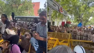 संसद मार्ग पुलिस स्टेशन के बाहर जुटी भीड़।