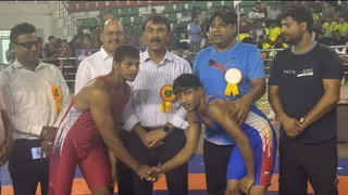 इंडोर स्टेडियम में पहलवानों की कुश्ती शुरू करते सफारी पार्क के निदेशक अनिल कुमार पटेल