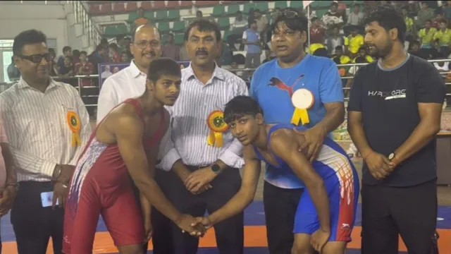 इटावा में आयोजित स्टेट लेवल जूनियर कुश्ती प्रतियोगिता में आए 300 पहलवान, दिखाए दांव-पेच
