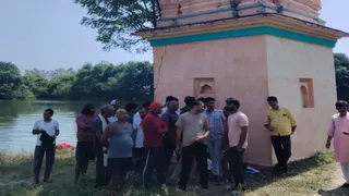 सोनभद्र के प्राचीन शिव मंदिर से शिवलिंग और मूर्तियां चोरी ग्रामीणों में आक्रोश।