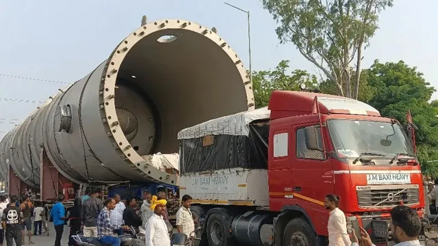 गाजीपुर में 308 पहियों वाले ट्रक की धीमी पड़ी रफ्तार, बिरनो टोल से पहले ही रुका, लेन पार करना चुनौती
