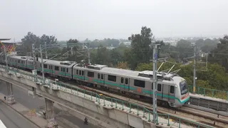 बहादुरगढ़ से गुजरती मेट्रो ट्रेन। जागरण आर्काइव