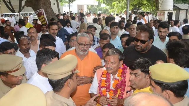 एमएलसी चुनाव 2026: पत्नी के पास 1.11 लाख कैश... जानिए कितने अमीर हैं आगरा से भाजपा प्रत्याशी हरि किशोर तिवारी?