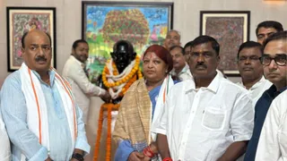मुजफ्फरपुर खादी मॉल में पर्यटन मंत्री केदार प्रसाद गुप्ता व अन्य।