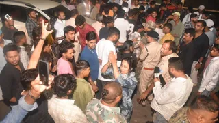 लापता बच्ची की तलाश में सुस्त राहत कार्य से नाराज परिजनों ने एनडीआरएफ की टीम को बुलाने की मांग को लेकर गांधी घाट पुल पर जाम लगा दिया।