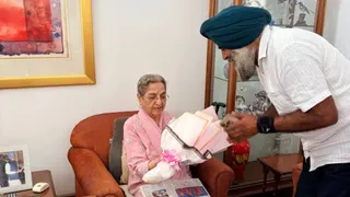 डॉ. मनमोहन सिंह की पत्नी गुरशरण कौर से मुलाकात करते हुए परगट सिंह।