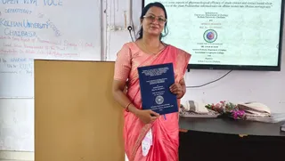 कोल्हान विवि के पीएचडी शोधार्थी अपर्णा महतो ने नागदोन पौधे के पत्तों के औषधीय गुणों का अध्ययन किया है।