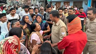 बीसलपुर के मृतक शिवम का शव पहुंचने के बाद रोते बिलखते स्वजन समझाती पुलिस।