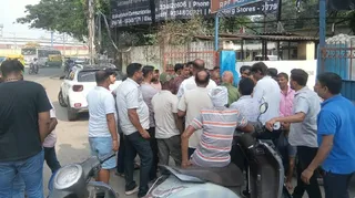 बागबेड़ा टीओपी और कीताडीह सड़क किनारे बनी अस्थायी दुकानों तथा ठेले-खोमचों को हटाने का अभियान चलाया।