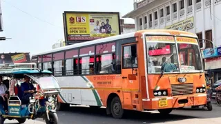 रोडवेज बस।