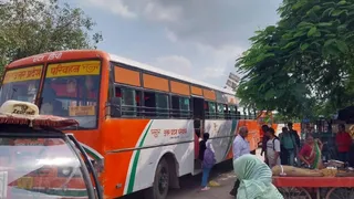 रोडवेज बस।
