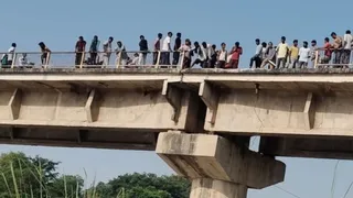 पुल की टूटी रेलिंग व मौके पर एकत्रित लोग