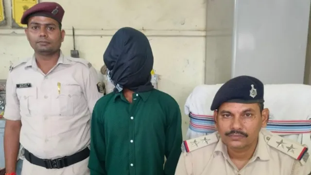 जयनगर-अमृतसर एक्सप्रेस में महिला को थप्पड़ मारने वाला बेडरोल कर्मी गिरफ्तार, उत्तराखंड से छपरा GRP ने पकड़ा
