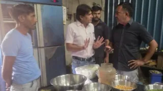 ढाबा संचालक को समझाइश देती खाद्य सुरक्षा विभाग की टीम।