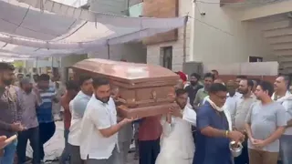 ताबूत में लौटा विक्की अरोड़ा। फोटो जागरण