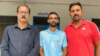 मलेशिया के लिए रवाना होने से पहले क्षेत्रीय क्रीड़ा अधिकारी जितेंद्र यादव व कोच गौरव त्यागी के साथ डेफ एथलीट विवेक राणा। सौ. कोच