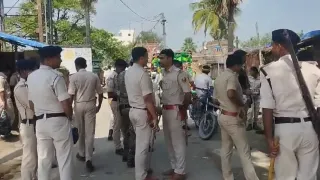 कार्रवाई के दौरान पुलिस टीम। फोटो जागरण