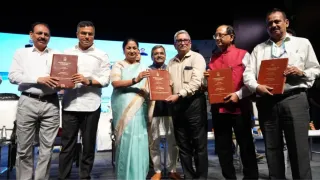 दिल्ली जल बोर्ड के पेंशनरों व फैमिली पेंशनरों के लिए कैशलेस मेडिकल सुविधा का शुभारंभ करतीं मुख्यमंत्री रेखा गुप्ता साथ मौजूद मंत्री प्रवेश वर्मा। फोटो: दिल्ली सरकार