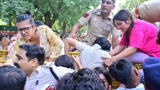 दिल्ली में जंतर मंतर पर प्रदर्शन के दौरान प्रदर्शनकारियों को रोकने पुलिसकर्मी। फोटो: आर्काइव