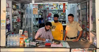 सेक्टर 32-डी स्थित मेेडिकल शॉप पर स्वास्थ्य विभाग का छापा।