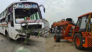 मधुबनी के पंडौल में एक यात्री बस डिवाइडर से टकराकर पलट गई।