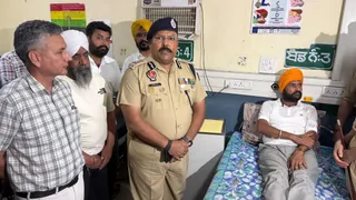 गोली लगने से जख्मी सुखचैन सिंह से डीजीपी ने की मुलाकात।