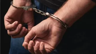 नौकरी दिलाने के नाम पर धोखाधड़ी के मामले में गिरफ्तारी। (प्रतीकात्मक तस्वीर)