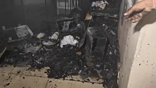 बैंक में आग से कागजात खाक। फोटो जागरण
