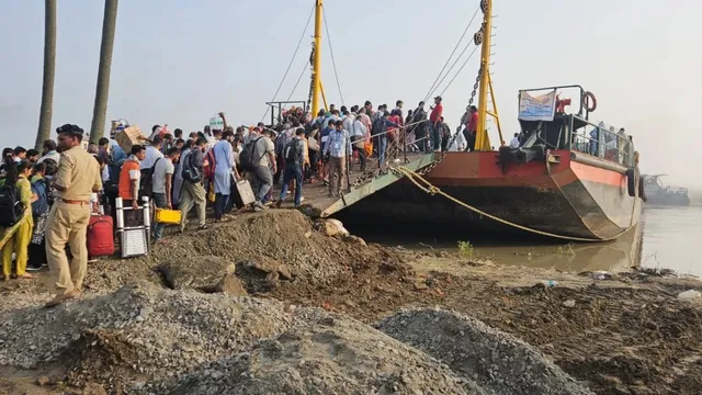 भागलपुर बियाडा गंगा घाट पर जलयान बने लाइफलाइन! प्रसव पीड़ा से कराहती महिला को मिली एंबुलेंस, पशुओं को भी म‍िला भोजन
