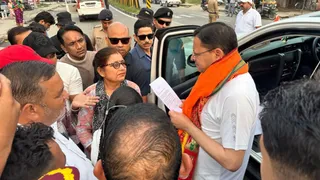 नानकमता जाते समय सीएम धामी ने झनकट में रुकवाया काफिला।