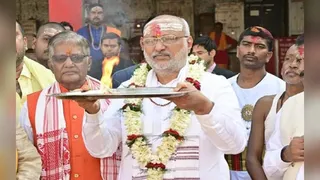 देवघर बाबा मंदिर में पूजा करते उप राष्ट्रपति सीपी राधाकृष्णन। (फाइल फोटो)