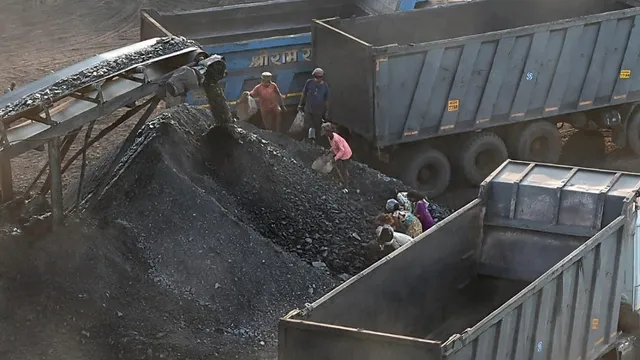 धनबाद में झरिया से लेकर कतरास तक हो रही कोयले की चोरी, सीसीटीवी में कैद हुई तस्वीरें