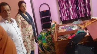 घर के बिखरे सामान को दिखाते गृह स्वामी। (फोटो सौजन्य)