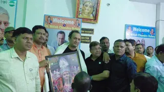 बड़ी दुर्गा महारानी की तस्वीर भेंट करते लोग.जागरण