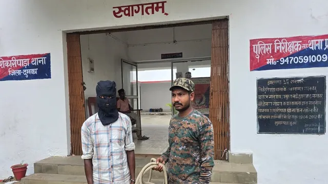 पति गया था तमिलनाडु कमाने, पड़ोसी ने घर में घुसकर महिला से किया गंदा काम; दुमका पुलिस ने दबोचा
