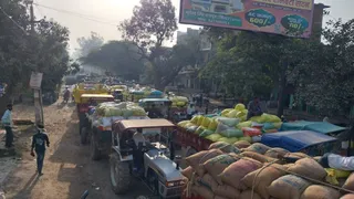 एटा में अलीगंज जीटी रोड पर लगे ट्रैफिक जाम में फंसे ट्रैक्टर।