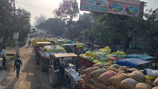 एटा में अलीगंज जीटी रोड पर 20 घंटे तक ट्रैफिक जाम, समय से स्कूल नहीं पहुंच पाए बच्चे