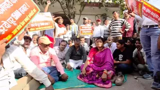 सफाई कर्मियों के साथ धरने पर बैठीं मेयर कामिनी राठौर।