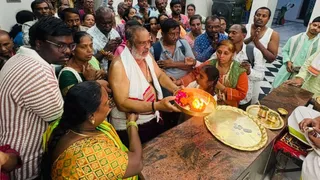 सोरों में तर्पण के दौरान पूजा-पाठ करते तमिलनाडु से पहुंचे श्रद्धालु।