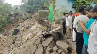 कतरास में भू-धंसान को देखते लोग। (फाइल फोटो)