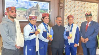 एशियाई खेलों में गोल्ड मेडल जीतने वाली खिलाड़ी सीएम सुखविन्द्र सिंह सुक्खू के साथ।