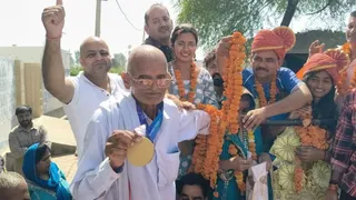 गोल्डन गर्ल कीर्ति शर्मा का गांव पहुंचने पर डोल नगाड़ों व आतिशबाजी के साथ जोरदार स्वागत।