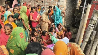 सड़क हादसे में दो युवकों की मौत के बाद गांव में पसरा मातमी सन्नाटा और स्वजनों को ढांढस बंधाते लोग।