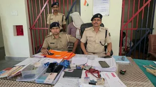 गिरफ्तार आरोपित के साथ पुलिस टीम। सौजन्य-पुलिस