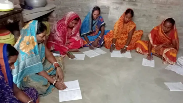 38 साल तक अंगूठे की छाप से चलता रहा काम, फिर थामी कलम! मुंगेर की रीना ने खुद सीखा अक्षर ज्ञान, अब बांट रहीं रोशनी
