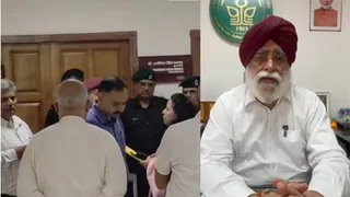 नौणी यूनिवर्सिटी में वीसी कार्यालय के बाहर हंगामा करते कर्मचारी और कुलपति डॉ. एचएस बवेजा।